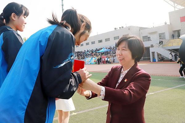校党委副书记张潍华为获奖运动员颁奖 校党委副书记张潍华为获奖运动员颁奖