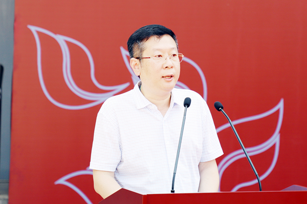 毕业生家属代表李汉水发言 毕业生家属代表李汉水发言