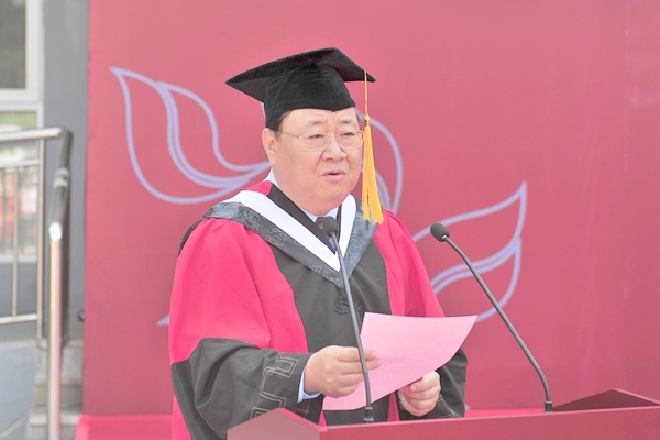 副院长孙宏伟宣读了《关于授予沈郁淇博士学位、授予高民等485人硕士学位的决定》 副院长孙宏伟宣读了《关于授予沈郁淇博士学位、授予高民等485人硕士学位的决定》