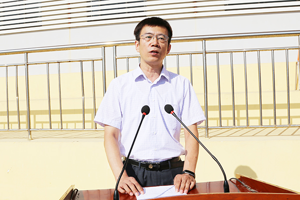 学生工作处处长、军训工作领导小组副组长丁木金主持动员大会 学生工作处处长、军训工作领导小组副组长丁木金主持动员大会