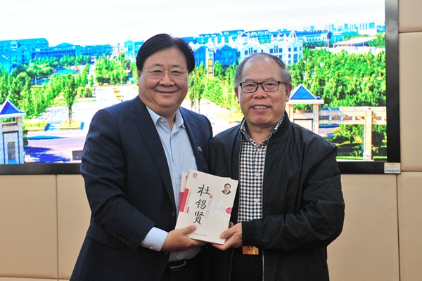 71级校友杜锡贤向母校捐赠书籍 71级校友杜锡贤向母校捐赠书籍