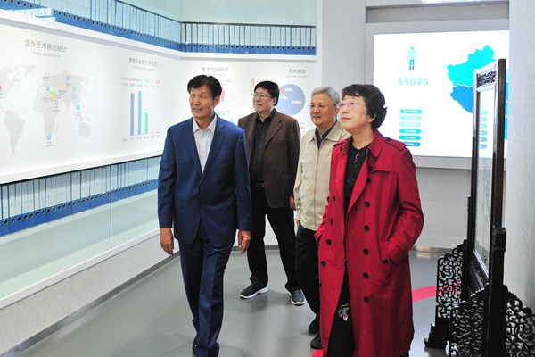 71级校友秦泗河教授介绍在母校建立的中国肢体畸形残障医学展览馆 71级校友秦泗河教授介绍在母校建立的中国肢体畸形残障医学展览馆
