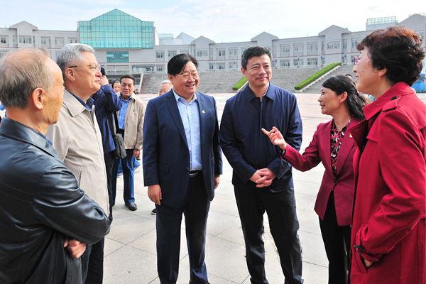 院领导李明、管英俊、孙宏伟与71级校友亲切交流 院领导李明、管英俊、孙宏伟与71级校友亲切交流