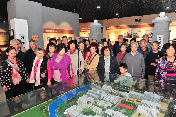 参观校史馆 参观校史馆