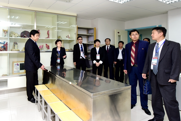 专家走访教研室(实验室) 专家走访教研室(实验室)
