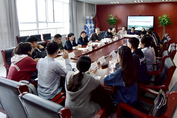 专家举行低年级学生座谈会 专家举行低年级学生座谈会