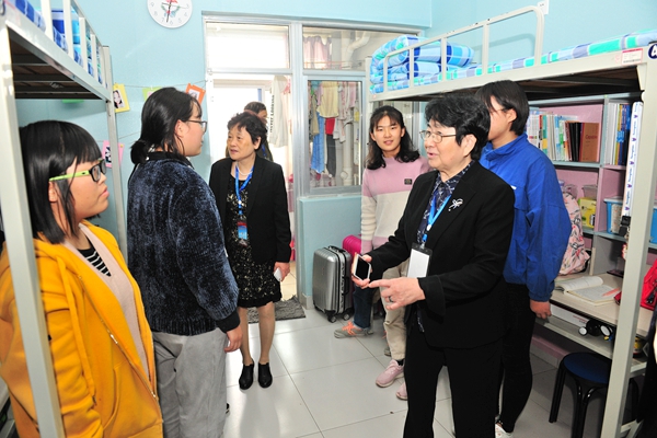 专家组走访学生宿舍 专家组走访学生宿舍