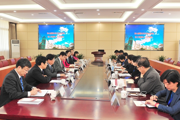 专家组与校领导座谈 专家组与校领导座谈