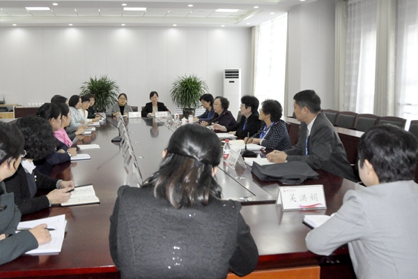 专家举行教师座谈会 专家举行教师座谈会