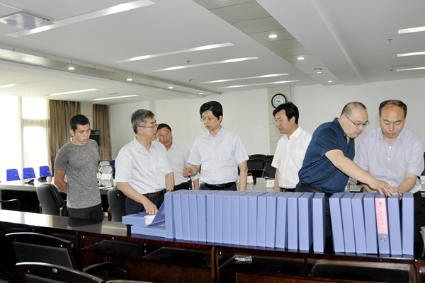 检查组查阅学校安全工作档案资料 检查组查阅学校安全工作档案资料