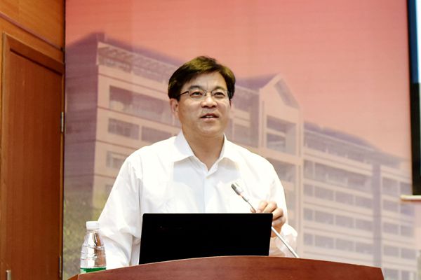 杨同毅教授作讲座 杨同毅教授作讲座