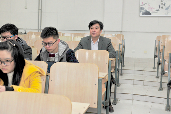 校党委书记李欣章到教室听课 校党委书记李欣章到教室听课